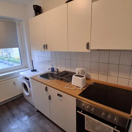 Crew Quartier Serviced Ideal Fuer Monteure 3 Schlafzimmer In Leuna شقة