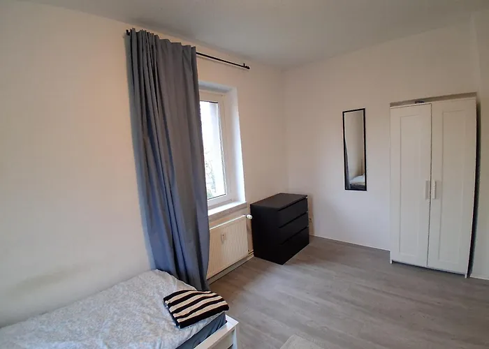 Crew Quartier Serviced Ideal Fuer Monteure 3 Schlafzimmer In Leuna Lägenhet Merseburg